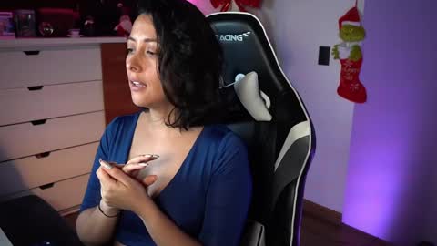 Snapshot of tiny_panther chatting on 01/04/25, 04:12 Ana Molly online show from 01/04/25, 04:12