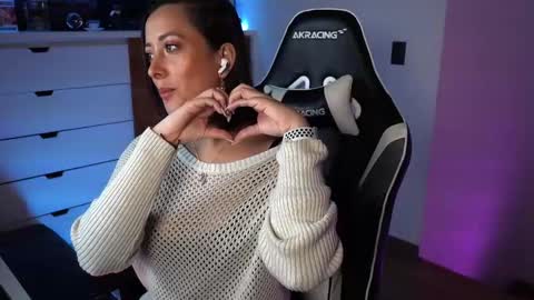 Snapshot of tiny_panther chatting on 01/09/25, 09:58 Ana Molly online show from 01/09/25, 09:58