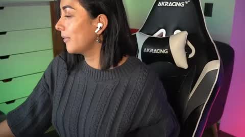 Snapshot of tiny_panther chatting on 01/15/25, 01:12 Ana Molly online show from 01/15/25, 01:12