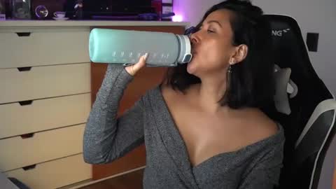 Snapshot of tiny_panther chatting on 01/21/25, 01:18 Ana Molly online show from 01/21/25, 01:18