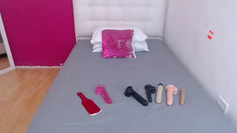 tiny_whore18 online show from 12/19/24, 02:57