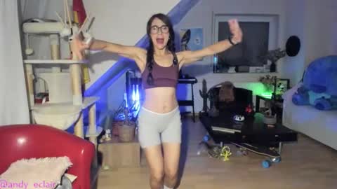 Snapshot of tiny_williams chatting on 10/13/25, 08:09 Tiny online show from 10/13/25, 08:09