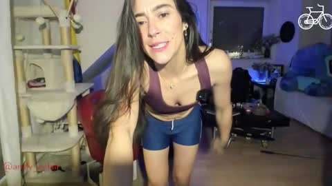 Snapshot of tiny_williams chatting on 12/01/25, 04:28 Tiny online show from 12/01/25, 04:28