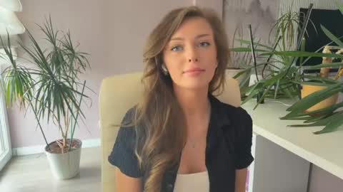 Snapshot of tinybliss chatting on 05/11/26, 12:22 Mona online show from 05/11/26, 12:22