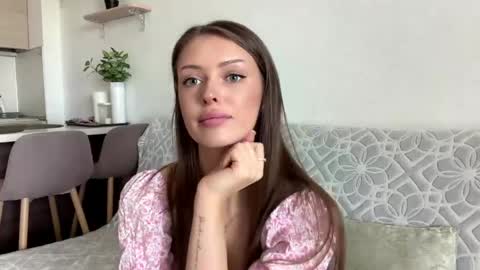Snapshot of tinybliss chatting on 05/18/26, 11:27 Mona online show from 05/18/26, 11:27