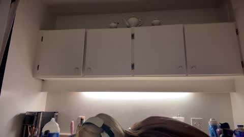 stage Kylie Sinner  brand CLITBAIT online show from 02/18/25, 10:47