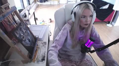 stage Kylie Sinner  brand CLITBAIT online show from 02/23/25, 08:55