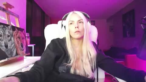 stage Kylie Sinner  brand CLITBAIT online show from 10/13/25, 08:25