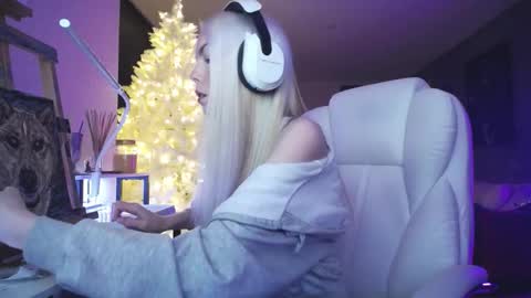 stage Kylie Sinner  brand CLITBAIT online show from 12/01/25, 02:49