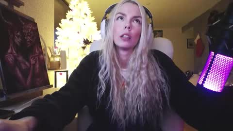 stage Kylie Sinner  brand CLITBAIT online show from 12/16/25, 09:20