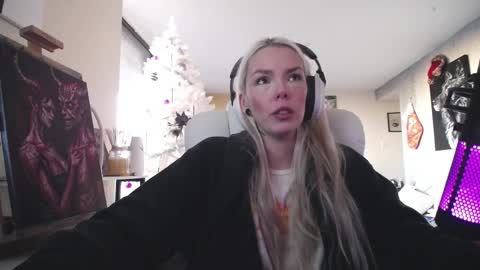 stage Kylie Sinner  brand CLITBAIT online show from 12/18/25, 08:37