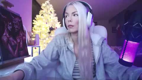 stage Kylie Sinner  brand CLITBAIT online show from 12/20/25, 09:44