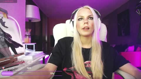Snapshot of tinykylie chatting on 04/03/26, 11:25 stage Kylie Sinner brand CLITBAIT online show from 04/03/26, 11:25