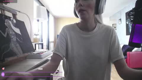 Snapshot of tinykylie chatting on 04/15/26, 06:04 stage Kylie Sinner brand CLITBAIT online show from 04/15/26, 06:04