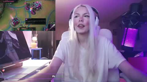 Snapshot of tinykylie chatting on 04/25/26, 12:57 stage Kylie Sinner brand CLITBAIT online show from 04/25/26, 12:57