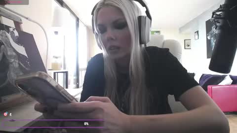 Snapshot of tinykylie chatting on 04/29/26, 04:00 stage Kylie Sinner brand CLITBAIT online show from 04/29/26, 04:00