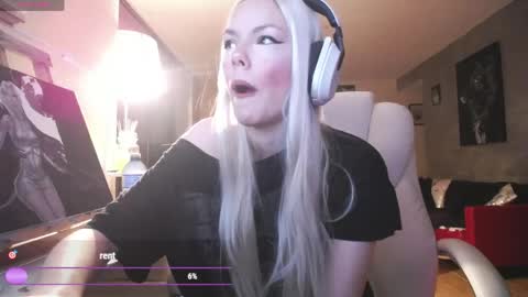 Snapshot of tinykylie chatting on 05/01/26, 08:30 stage Kylie Sinner brand CLITBAIT online show from 05/01/26, 08:30