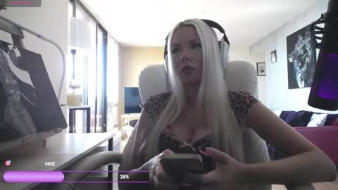 Snapshot of tinykylie chatting on 05/05/26, 07:00 stage Kylie Sinner brand CLITBAIT online show from 05/05/26, 07:00