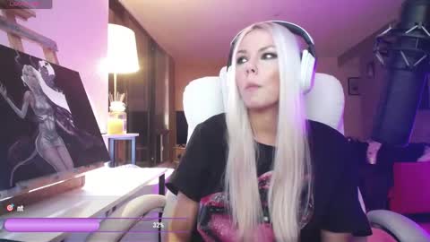 Snapshot of tinykylie chatting on 05/07/26, 05:13 stage Kylie Sinner brand CLITBAIT online show from 05/07/26, 05:13