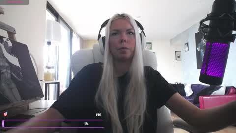 Snapshot of tinykylie chatting on 05/10/26, 06:35 stage Kylie Sinner brand CLITBAIT online show from 05/10/26, 06:35