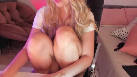 Snapshot of tinylittlesecret chatting on 02/06/26, 03:22 Giulia online show from 02/06/26, 03:22