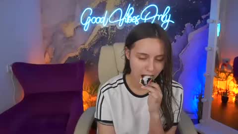 tinynataliee online show from 06/26/26, 07:46