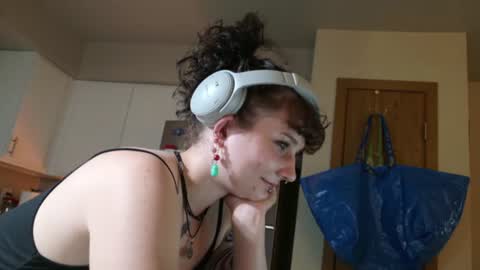Snapshot of tinytittiesss chatting on 06/19/26, 02:05 tinytitties online show from 06/19/26, 02:05