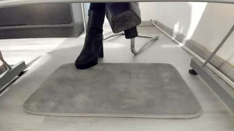 Snapshot of tired33 chatting on 12/20/24, 05:08 Anna online show from 12/20/24, 05:08