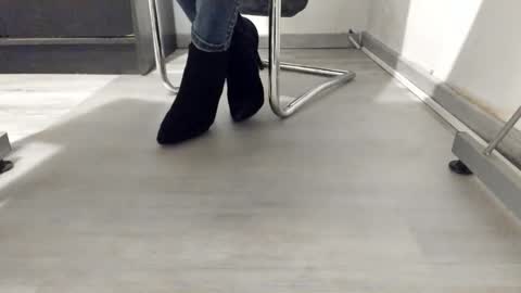 Snapshot of tired33 chatting on 10/12/25, 02:43 Anna online show from 10/12/25, 02:43