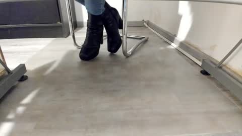 Snapshot of tired33 chatting on 01/10/26, 04:42 Anna online show from 01/10/26, 04:42