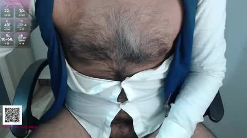 Snapshot of toaster1993 chatting on 12/15/25, 05:17 Leonel online show from 12/15/25, 05:17