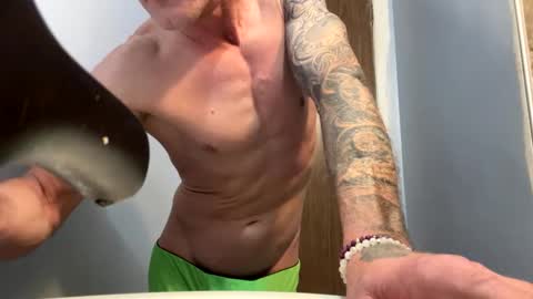 Snapshot of toightfit chatting on 11/26/25, 12:11 toightfit online show from 11/26/25, 12:11