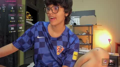 Snapshot of tokyo_uwu chatting on 12/26/24, 08:28 sofi 3 online show from 12/26/24, 08:28