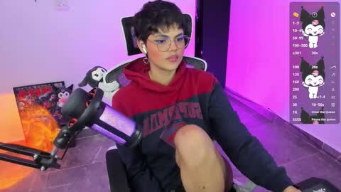 Snapshot of tokyo_uwu chatting on 11/21/25, 10:25 sofi 3 online show from 11/21/25, 10:25