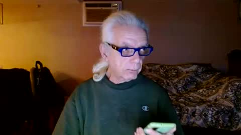 Snapshot of tom112292014 chatting on 01/17/25, 10:44 tom112292014 online show from 01/17/25, 10:44