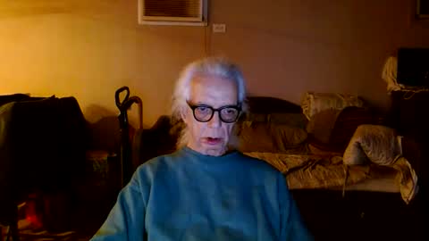 Snapshot of tom112292014 chatting on 12/23/25, 02:42 tom112292014 online show from 12/23/25, 02:42