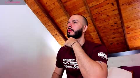 Snapshot of tom_bailey_ chatting on 12/21/25, 12:45 online show from 12/21/25, 12:45