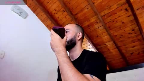 Snapshot of tom_bailey_ chatting on 12/22/25, 12:35 online show from 12/22/25, 12:35