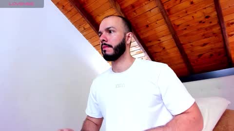 Snapshot of tom_bailey_ chatting on 01/16/26, 12:42 online show from 01/16/26, 12:42