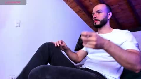 Snapshot of tom_bailey_ chatting on 02/01/26, 12:48 online show from 02/01/26, 12:48