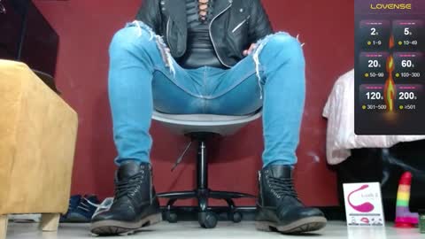 Snapshot of tom_brown12 chatting on 02/11/25, 12:05 Tom online show from 02/11/25, 12:05