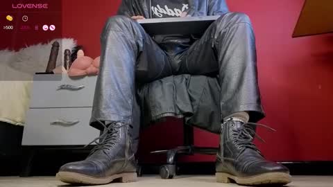 Snapshot of tom_brown12 chatting on 11/06/25, 01:39 Tom online show from 11/06/25, 01:39