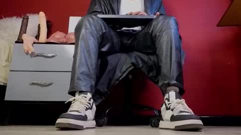 Snapshot of tom_brown12 chatting on 11/07/25, 12:54 Tom online show from 11/07/25, 12:54