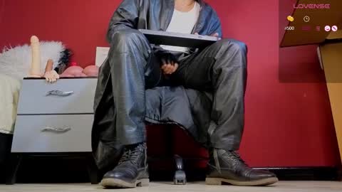 Snapshot of tom_brown12 chatting on 11/19/25, 02:11 Tom online show from 11/19/25, 02:11