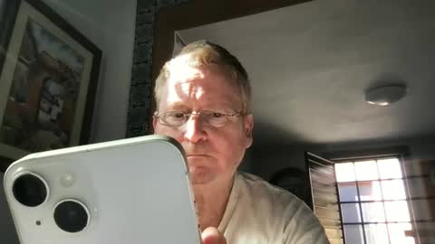 Snapshot of tomascausa chatting on 12/11/24, 09:34 Hola online show from 12/11/24, 09:34