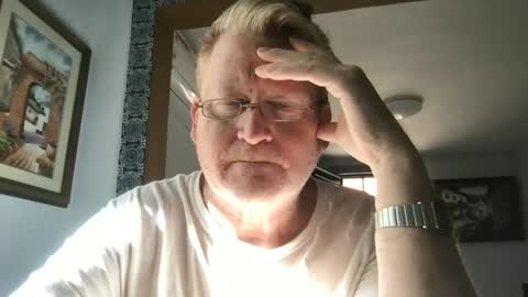 Snapshot of tomascausa chatting on 01/22/25, 09:32 Hola online show from 01/22/25, 09:32