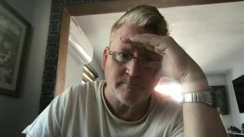 Snapshot of tomascausa chatting on 02/14/25, 06:40 Hola online show from 02/14/25, 06:40