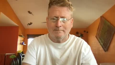 Snapshot of tomascausa chatting on 03/05/25, 09:04 Hola online show from 03/05/25, 09:04