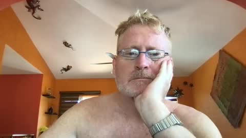 Snapshot of tomascausa chatting on 09/18/25, 06:10 Hola online show from 09/18/25, 06:10