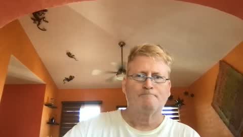 Snapshot of tomascausa chatting on 10/29/25, 09:05 Hola online show from 10/29/25, 09:05